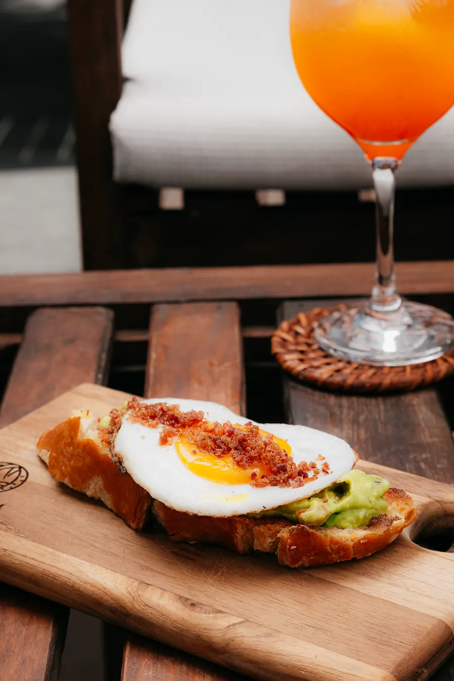 Avocado toast com ovo e bacon crocante na tábua do Aloha