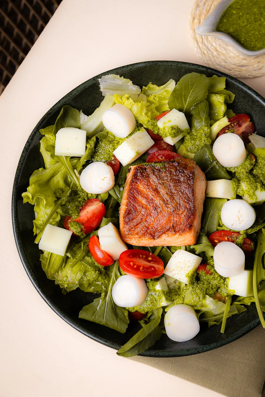 Salada com salmão grelhado, folhas, tomate e muçarela de búfala