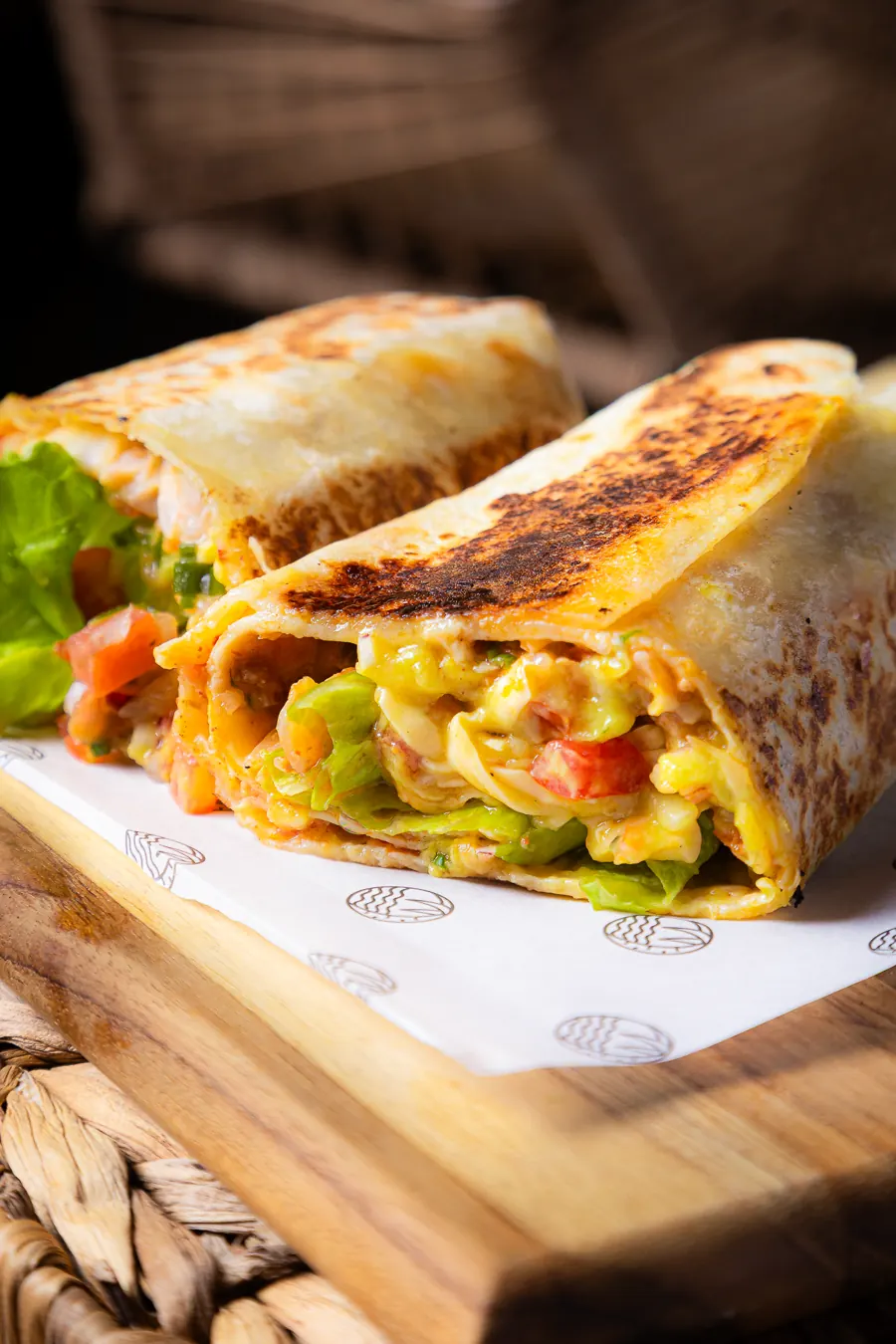 Wraps tostados recheados, cortados ao meio